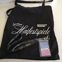 © Prof. Ali Meyer | Hamlet | Karin Henkel | Komparserie Ali Meyer :: Darstellender Kuenstler | Burgtheater auf Tournee im Staatstheater Wiesbaden 2025