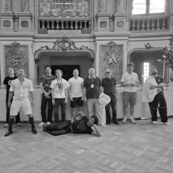 © Prof. Ali Meyer | Hamlet | Karin Henkel | Komparserie Ali Meyer :: Darstellender Kuenstler | Burgtheater auf Tournee im Staatstheater Wiesbaden 2025