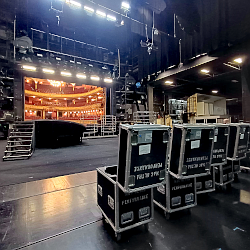 © Prof. Ali Meyer | Hamlet | Karin Henkel | Komparserie Ali Meyer :: Darstellender Kuenstler | Burgtheater auf Tournee im Staatstheater Wiesbaden 2025