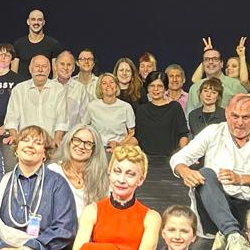 © Prof. Ali Meyer | Hamlet | Karin Henkel | Komparserie Ali Meyer :: Darstellender Kuenstler | Burgtheater auf Tournee im Staatstheater Wiesbaden 2025