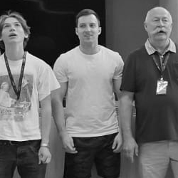 © Prof. Ali Meyer | Hamlet | Karin Henkel | Komparserie Ali Meyer :: Darstellender Kuenstler | Burgtheater auf Tournee im Staatstheater Wiesbaden 2025