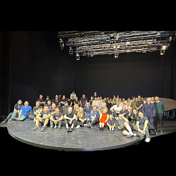 © Prof. Ali Meyer | Hamlet | Karin Henkel | Komparserie Ali Meyer :: Darstellender Kuenstler | Burgtheater auf Tournee im Staatstheater Wiesbaden 2025