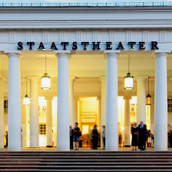 © Prof. Ali Meyer | Hamlet | Karin Henkel | Komparserie Ali Meyer :: Darstellender Kuenstler | Burgtheater auf Tournee im Staatstheater Wiesbaden 2025