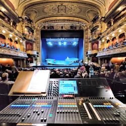 © Prof. Ali Meyer | Hamlet | Karin Henkel | Komparserie Ali Meyer :: Darstellender Kuenstler | Burgtheater auf Tournee im Staatstheater Wiesbaden 2025