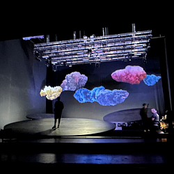 © Prof. Ali Meyer | Hamlet | Karin Henkel | Komparserie Ali Meyer :: Darstellender Kuenstler | Burgtheater auf Tournee im Staatstheater Wiesbaden 2025