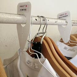 © Prof. Ali Meyer | Hamlet | Karin Henkel | Komparserie Ali Meyer :: Darstellender Kuenstler | Burgtheater auf Tournee im Staatstheater Wiesbaden 2025