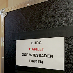 © Prof. Ali Meyer | Hamlet | Karin Henkel | Komparserie Ali Meyer :: Darstellender Kuenstler | Burgtheater auf Tournee im Staatstheater Wiesbaden 2025