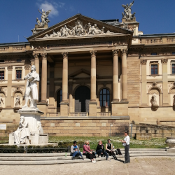 © Prof. Ali Meyer | Hamlet | Karin Henkel | Komparserie Ali Meyer :: Darstellender Kuenstler | Burgtheater auf Tournee im Staatstheater Wiesbaden 2025