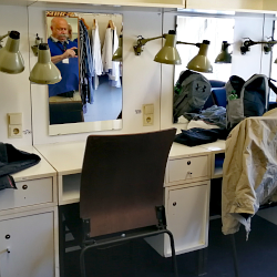 © Prof. Ali Meyer | Hamlet | Karin Henkel | Komparserie Ali Meyer :: Darstellender Kuenstler | Burgtheater auf Tournee im Staatstheater Wiesbaden 2025