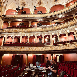 © Prof. Ali Meyer | Hamlet | Karin Henkel | Komparserie Ali Meyer :: Darstellender Kuenstler | Burgtheater auf Tournee im Staatstheater Wiesbaden 2025