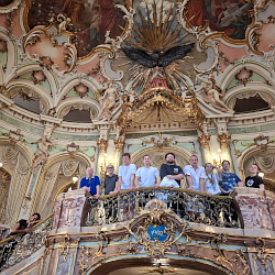 © Prof. Ali Meyer | Hamlet | Karin Henkel | Komparserie Ali Meyer :: Darstellender Kuenstler | Burgtheater auf Tournee im Staatstheater Wiesbaden 2025