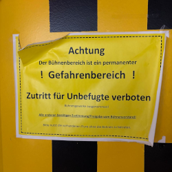 © Prof. Ali Meyer | Hamlet | Karin Henkel | Komparserie Ali Meyer :: Darstellender Kuenstler | Burgtheater auf Tournee im Staatstheater Wiesbaden 2025