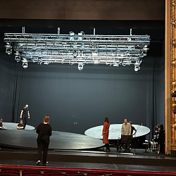 © Prof. Ali Meyer | Hamlet | Karin Henkel | Komparserie Ali Meyer :: Darstellender Kuenstler | Burgtheater auf Tournee im Staatstheater Wiesbaden 2025