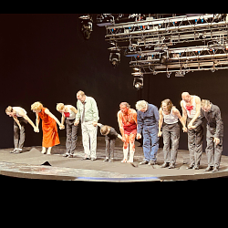 © Prof. Ali Meyer | Hamlet | Karin Henkel | Komparserie Ali Meyer :: Darstellender Kuenstler | Burgtheater auf Tournee im Staatstheater Wiesbaden 2025