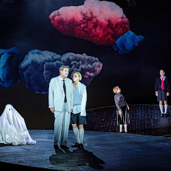 © Prof. Ali Meyer | Hamlet | Karin Henkel | Komparserie Ali Meyer :: Darstellender Kuenstler | Burgtheater auf Tournee im Staatstheater Wiesbaden 2025