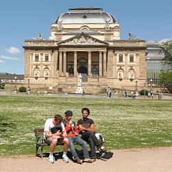 © Prof. Ali Meyer | Hamlet | Karin Henkel | Komparserie Ali Meyer :: Darstellender Kuenstler | Burgtheater auf Tournee im Staatstheater Wiesbaden 2025