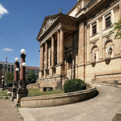 © Prof. Ali Meyer | Hamlet | Karin Henkel | Komparserie Ali Meyer :: Darstellender Kuenstler | Burgtheater auf Tournee im Staatstheater Wiesbaden 2025