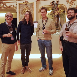 © Prof. Ali Meyer | Hamlet | Karin Henkel | Komparserie Ali Meyer :: Darstellender Kuenstler | Burgtheater auf Tournee im Staatstheater Wiesbaden 2025