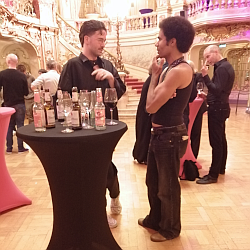 © Prof. Ali Meyer | Hamlet | Karin Henkel | Komparserie Ali Meyer :: Darstellender Kuenstler | Burgtheater auf Tournee im Staatstheater Wiesbaden 2025